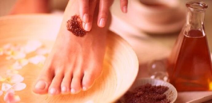 Use folk remedies to bathe when you have symptoms of foot fungus