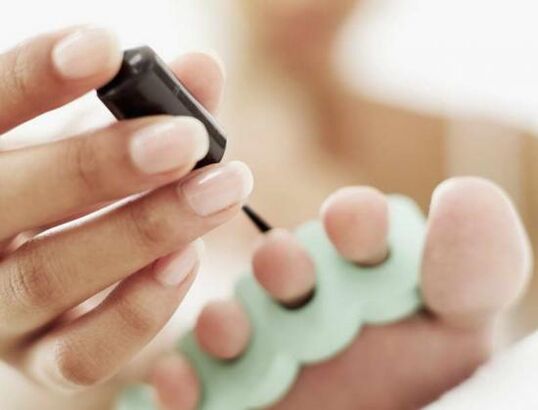 Treat nails with nail polish to treat fungal infections