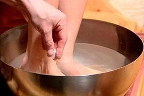 Foot bath to treat toe fungus